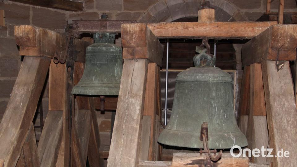 In der oberen Glockenstube: Links die Arme-Sünder-Glocke, die vor 80 Jahren zu einer Hinrichtung zum letzten Mal geläutet wurde. Rechts die Feuerglocke mit dem Schlaghammer. Bild: upl