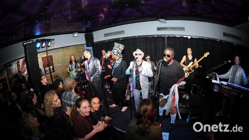 Grand Slam heizt am Abend vor dem Heiligen Abend im Trio-Club in Amberg wieder so richtig ein. Bild: brü