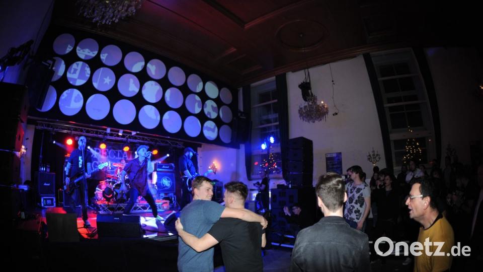 Special Gue$t ist eine der dienstältesten Punkbands der Oberpfalz. Seit Jahren ist das Christmas Rumble im Casino-Saal am Tag vor Heiligabend Anlaufstelle für Punkfans. Bild: brü
