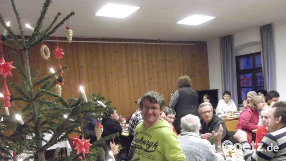 Weihnachten beim CVJM: 80 Menschen wollen an Heiligabend nicht allein sein und feiern gemeinsam. Bild: Monika Isheim, CVJM Amberg