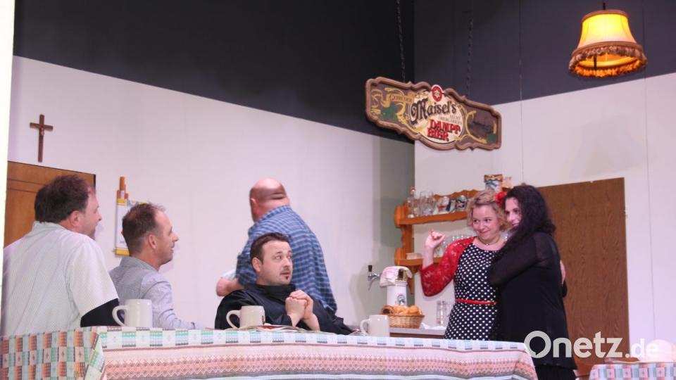 Weder (von links) Bäckermeister Egon (Martin Ebenhöch), noch Tierarzt Willi (Thomas Gitter) und Pater Hannes (Johannes Glaser) könne sich dem Charme der beiden „feinen Damen&quot; Laura und Helena (Veronika Biegerl und Melanie Weber) entziehen. Nur der Wirt (Achim Welnhofer) wendet sich im Hintergrund ab. Bild: frd