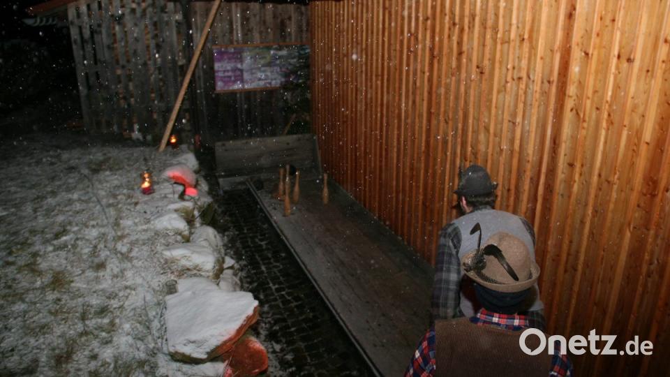 An der Kegelbahn versuchten die Buben ihr Glück mit der rollenden Kugel. Bild: wro