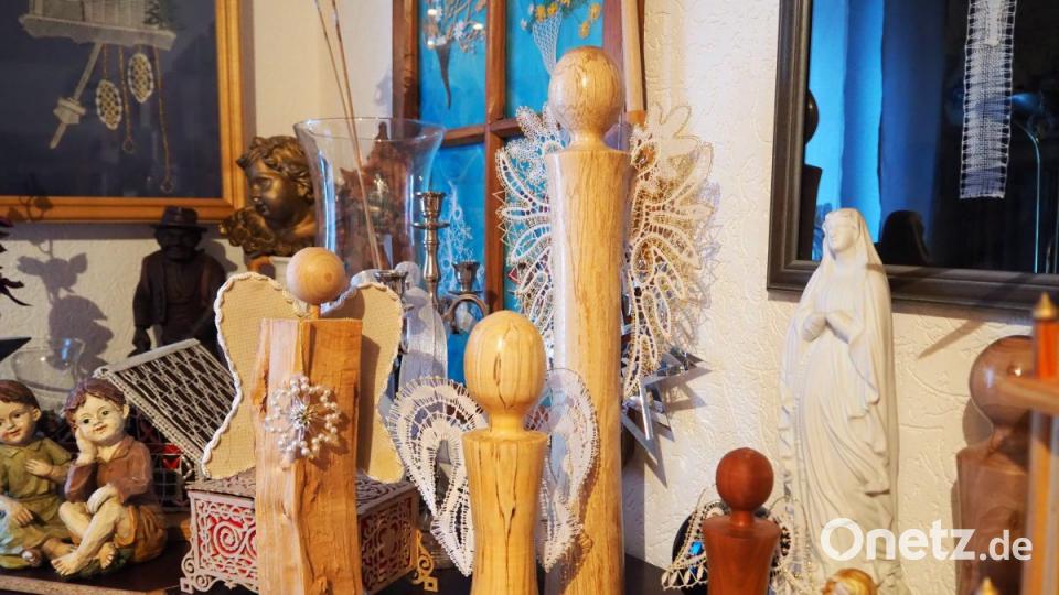Ein schlichter Körper bekommt dank der Klöppelkunst zarte Engelsflügel. Bild: bl
