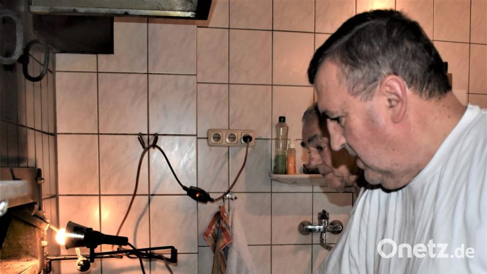 Die Bäcker Hans und Willi Speckner bei der Arbeit. Bild: rgr