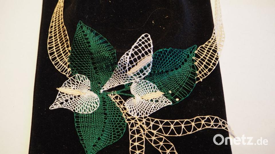 In diesem Collier mit Blumen wird sichtbar, dass sich Klöppeln wegbewegt vom traditionellen Spitzendeckchen. Bild: bl