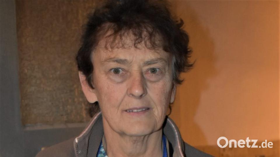 Franziska Ernstberger mit Zwiebelkuchen. Bild: rgr