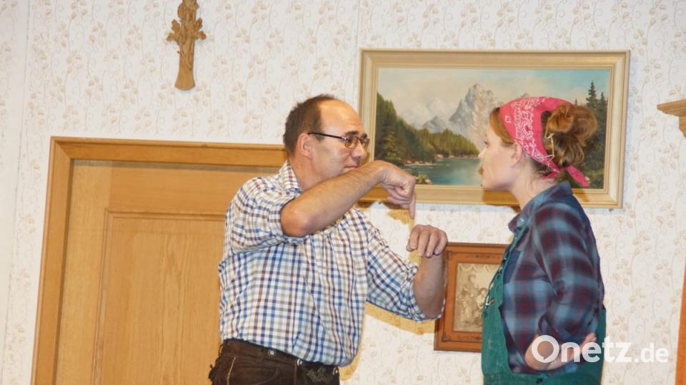 Die ersten Annäherungsversuche zwischen Ingo (Josef Schneider) und Irma (Carina Maier). Bild: mmj