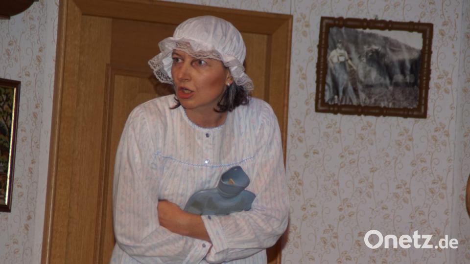 Wie übersteht Oma Frieda (Monika Ferstl) die turbulente Nach am Hof? Bild: mmj