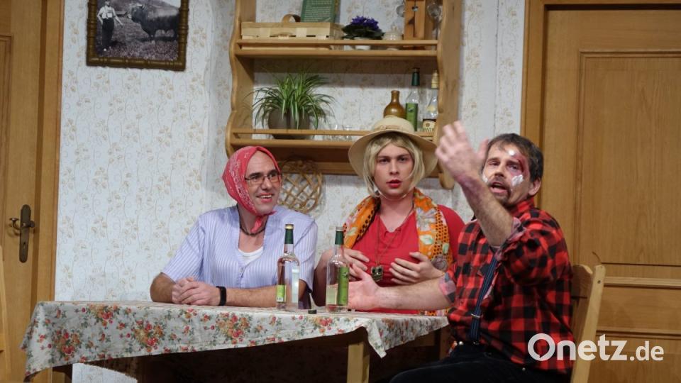 Mit ihrer Verkleidung täuschen Ingo (Josef Schneider/links) und Tom (Sebastian Stoiber) den Viehhändler Kuno (Alfred Ferstl). Bild: mmj