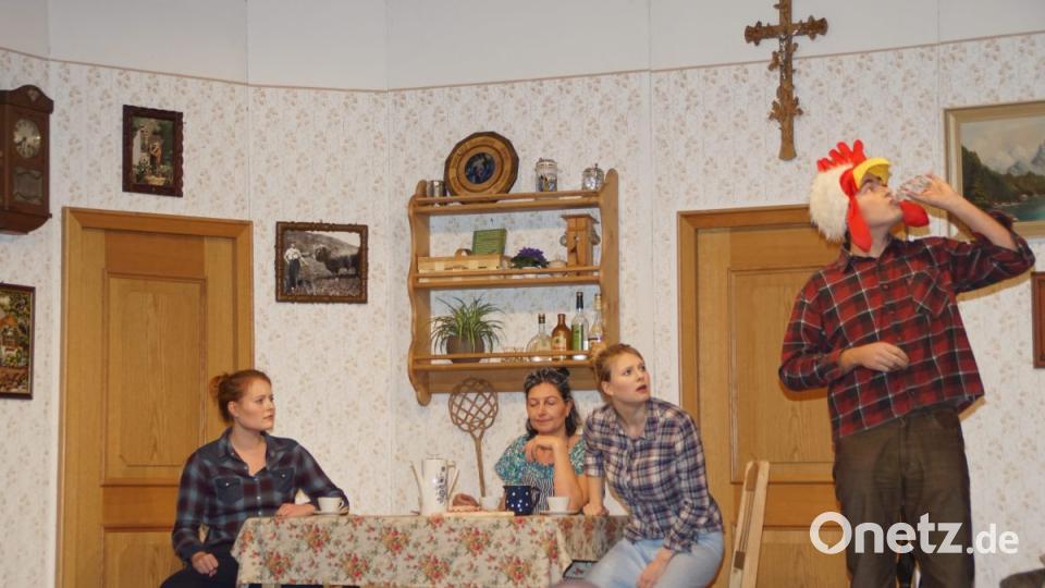 "Männer kommen uns nicht ins Haus" - Darüber sind sich Irma (Carina Maier/von links), Oma Frieda (Monika Ferstl) und Lena (Bianca Schneider) einig. Lediglich Kneacht Anton (Sebastian Betz) ist am Hof geduldet. Bild: mmj