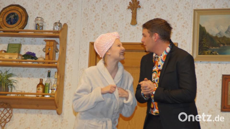 Tom (Sebastian Stoiber) sucht den Flirt mit Lena (Bianca Schneider). Bild: mmj