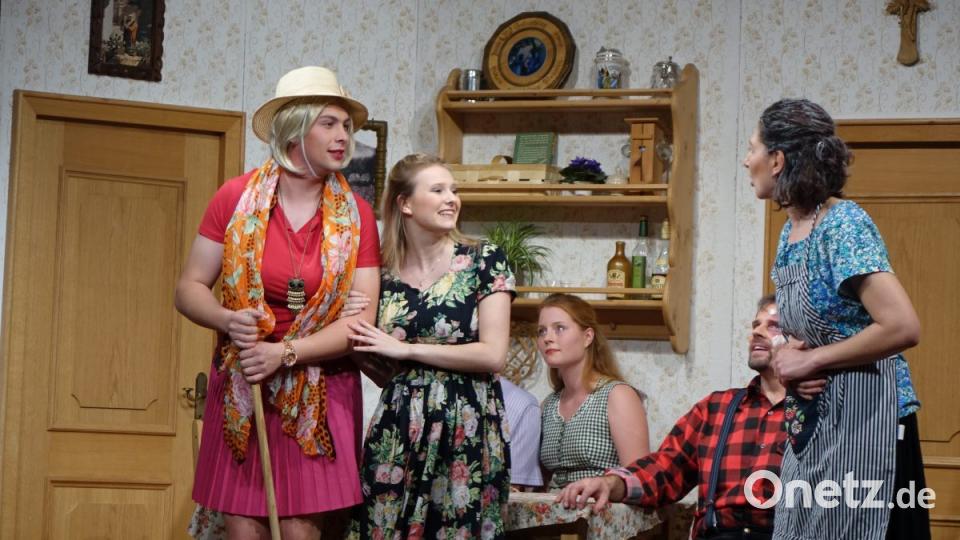 Wolf im Schafspelz oder Mannsbild in Frauenkleidern. Gelingt es, Oma Frieda (rechts) auszutricksen. Bild: mmj