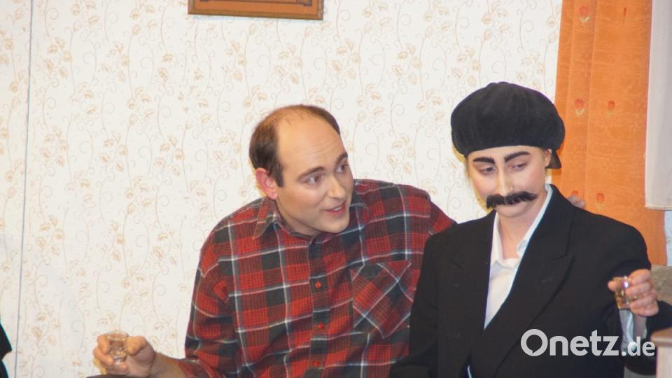 Als Mann verkleidet sich auch Anni (Jasmin Rettinger) damit sie in der Nähe von Anton (Sebastian Betz) bleiben kann. Bild: mmj