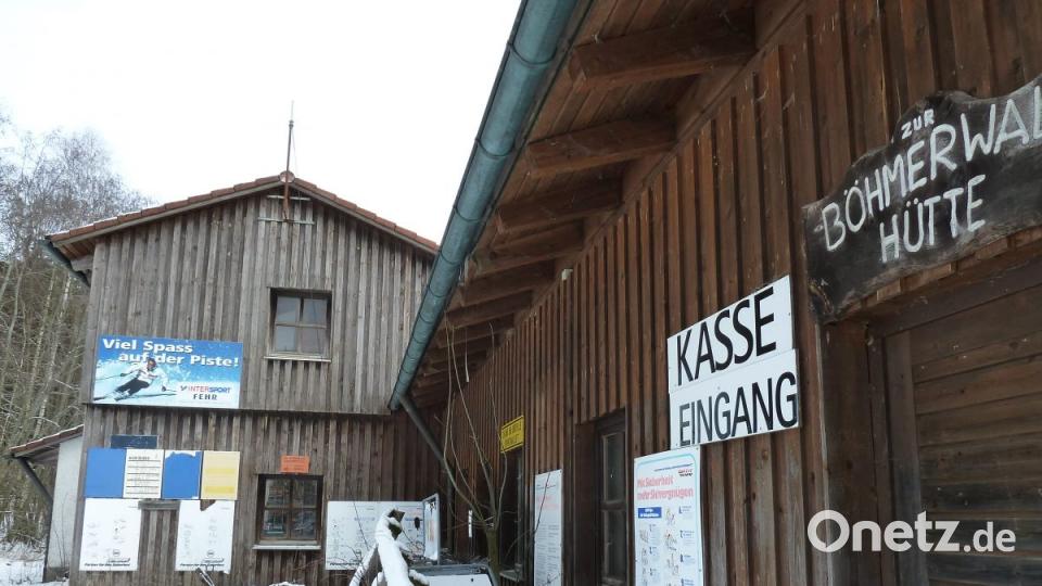 Aprés-Ski in der Böhmerwaldhütte in Waldhäuser ist schon lange passé. Doch die Erinnerung an heißen Grog und Gulaschsuppe ist bei vielen noch präsent. Bild: Portner