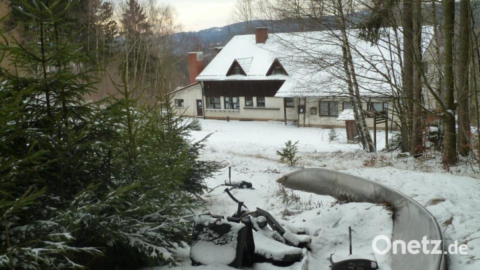 Fichten und Birken erobern die Piste am Reichenstein für die Natur zurück. Auch die Sommer-Rodelbahn gibt kein besseres Bild ab. Dahinter der ehemalige Berggasthof. Bild: Portner