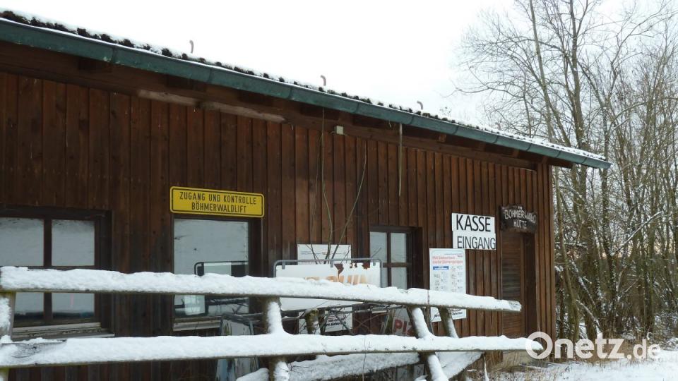 Hier steht niemand mehr an der Kasse. Doch in manchen alten Ski-Overalls finden sich noch Punkt- oder Saisonkarten vom Skizentrum Reichenstein. Bild: Portner