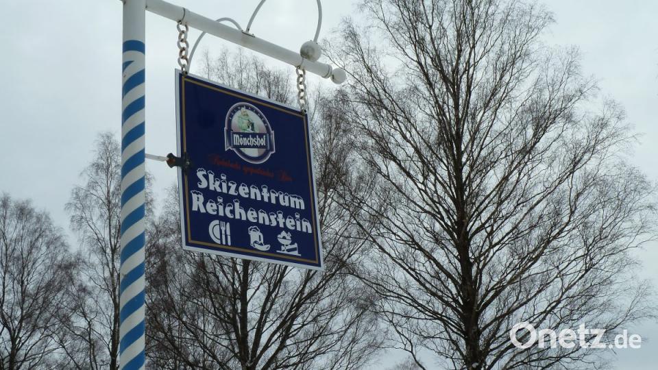 Das blau-weiße Schild an der Staatsstraße von Schönsee nach Stadlern wirbt noch immer für das Skizentrum Reichenstein. Doch seit 2005 ist hier &quot;Schicht im Schacht&quot;. Bild: Portner