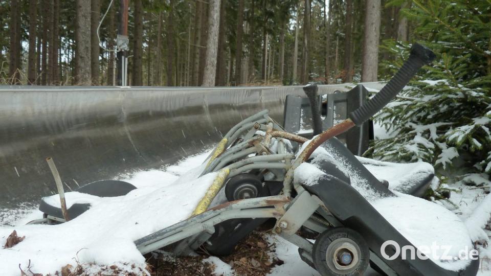 Defekte Rodelschlitten liegen im Schnee. Bild: Portner