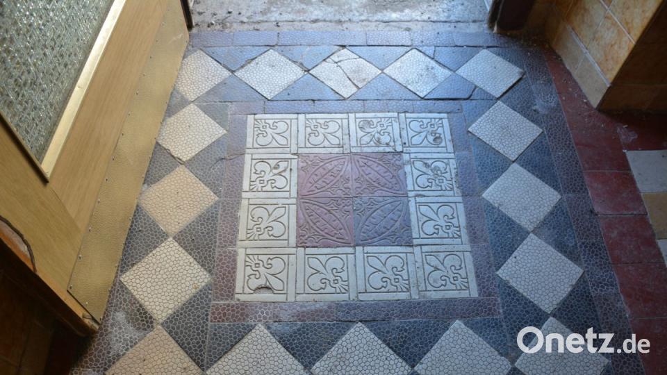 Ein rund einen Quadratmeter großes Bodenmosaik an der Eingangstür deutet auf den Beginn des 19. Jahrhunderts hin. Bild: ak
