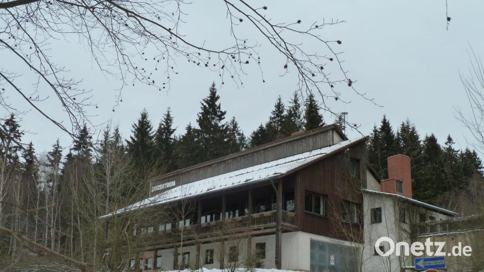 An der Talstation lud der Berggasthof Reichenstein zur Einkehr ein. Jetzt nagt der Zahn der Zeit am ehemals imposanten Gebäude. Bild: Portner