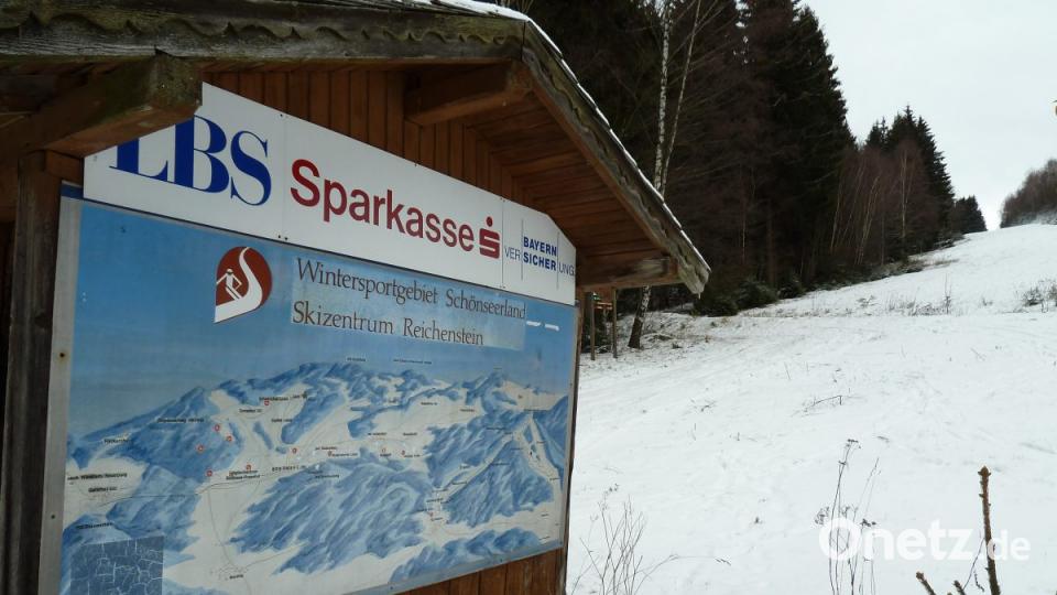 Die Tafel steht noch immer am Fuße des Reichenstein und erinnert an das einstige Skigebiet.. Drei Schlepplifte am Ost- und am Westhang brachten die Wintersportler zu den bis zu 1100 Meter langen Abfahrten. Bild: Portner