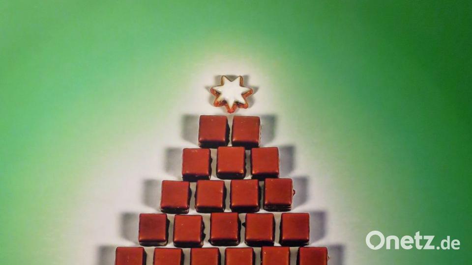 Vom Titel der Ausstellung inspirieren lassen hat sich Jürgen Klein mit seinem witzigen Dominostein-Christbaum, der rechts unten ein wenig angebissen scheint. Bild: ubb