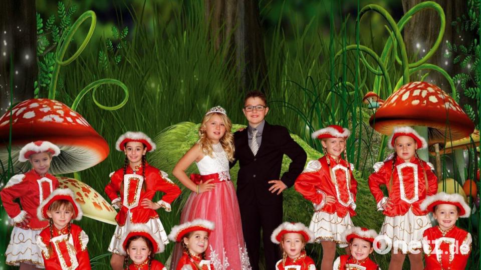 Kinderprinzenpaar Tim I. und Angelina I. mit den Mädchen der Bambinigarde. Bild: sön