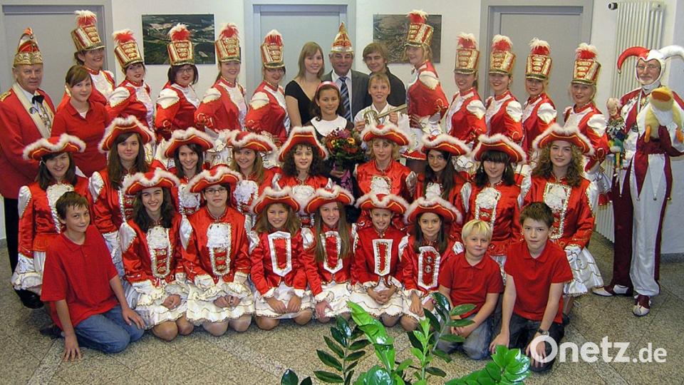 Am 11. 11. 2008 empfing zum Einstieg in das 30-jährige Narrhalla-Jubiläum der damalige Bürgermeister Gotthard Färber (hinten Mitte) Prinzenpaar, Kinderprinzenpaar, Garden und Hofstaat im Rathaus. Bild: sön