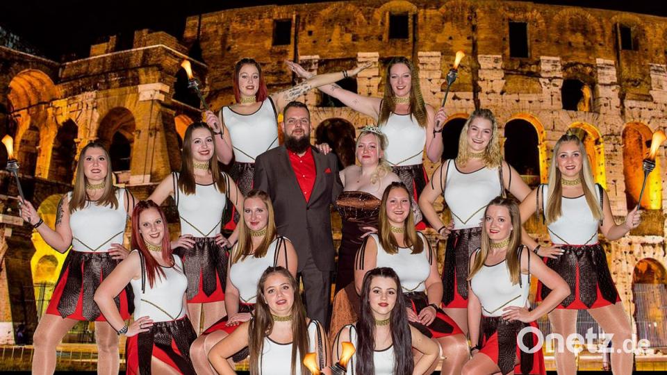 Am kommenden Freitag werden Prinz Andreas II. und ihre Lieblichkeit Prinzessin Tamara I. inthronisiert. Mit im Bild die Mädchen der Prinzengarde. Bild: sön