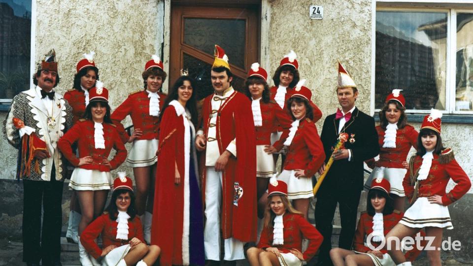 Das erste Prinzenpaar der Narhalla im Jahr 1980/81 bestand aus Prinz Robert I. und Prinzessin Maria I. Hier im Bild mit Hofmarschall Josef Mehringer (links), Präsident Hans-Joachim Ernst und den Gardistinnen. Bild: sön