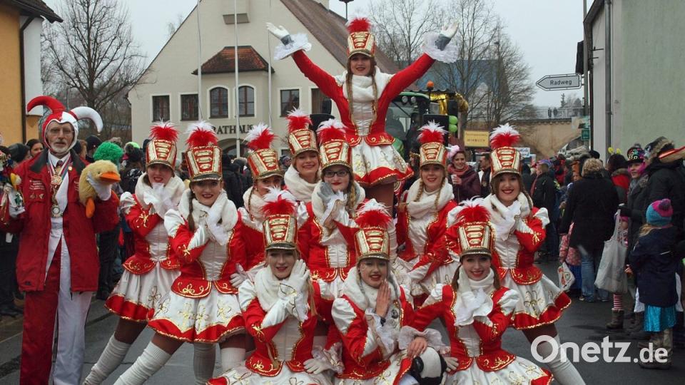 Die Riedener Prinzengarde mit Hofnarr Kurt Zittlau (links) beim Faschingszug im vergangenen Jahr. Bild: sön