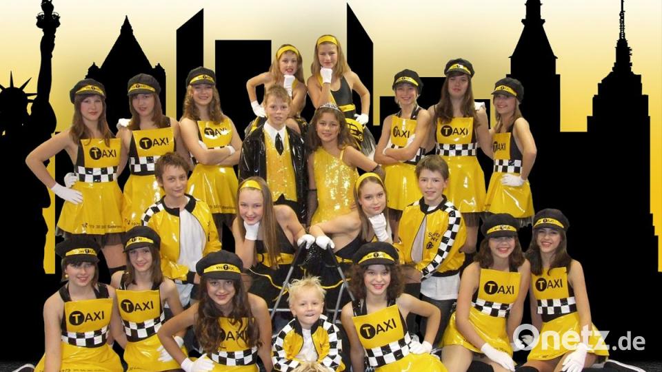 Die Kindergarde in Kostümen zum Showtanz NYC TAXI gemeinsam mit Kinderprinzenpaar Prinz Phillipp III. und Prinzessin Melina I. Bild: sön