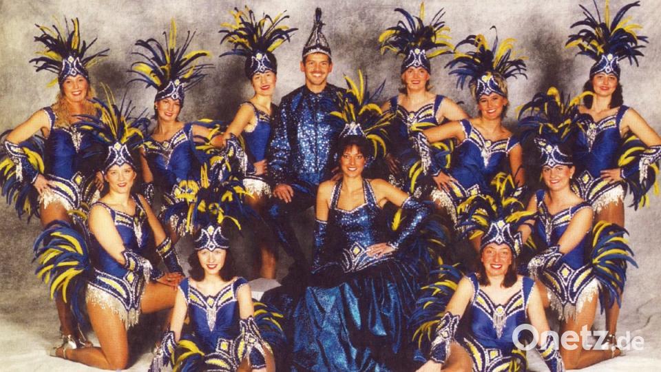 Die Prinzengarde der Session 1998/1999 mit Prinz Harry I. und Prinzessin Heidi I. Bild: sön