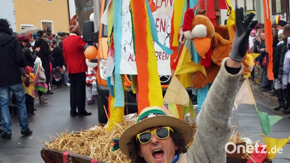 Seit vielen Jahren führt Max Wagner mit einer Ziege den Riedener Faschingszug an. Bild: sön