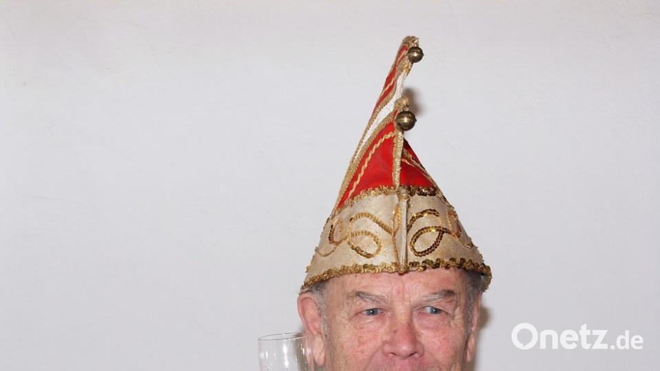 Im Jahr 1956 bereits als Prinz Jochen I. Faschingsprinz in Rieden war Hans-Joachim Ernst von 1979 bis 2013 Präsident der Narrhalla Rot-Weiß-Gold und ist jetzt deren Ehrenpräsident. Bild: sön