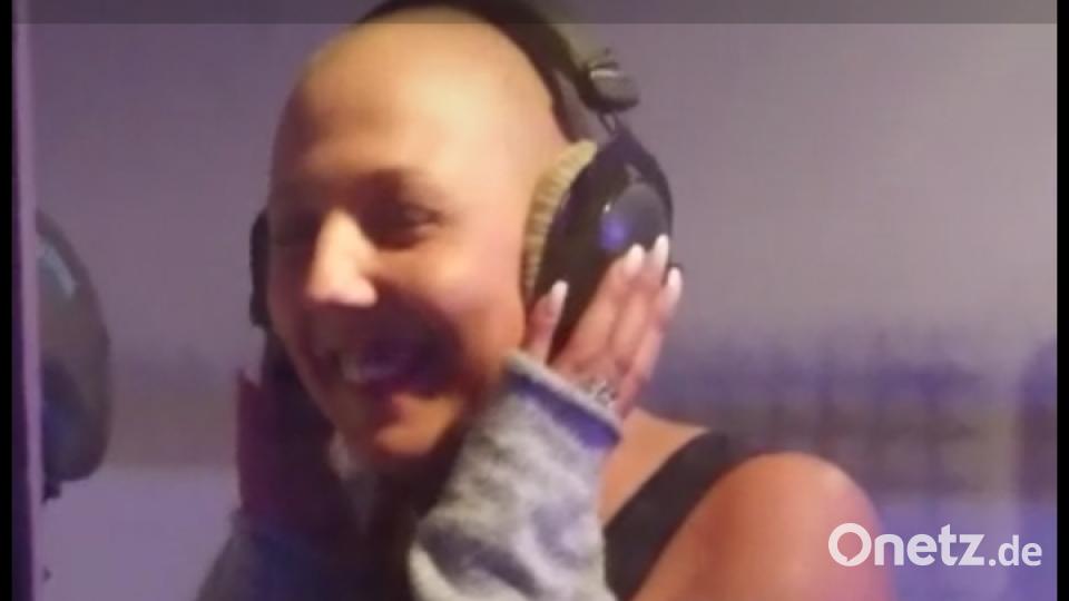 Eine CD mit Geburtstagsliedern für die Tochter aufnehmen. Diese soll damit auch nach ihrem Tod von der Mama beglückwünscht werden. Bild: exb