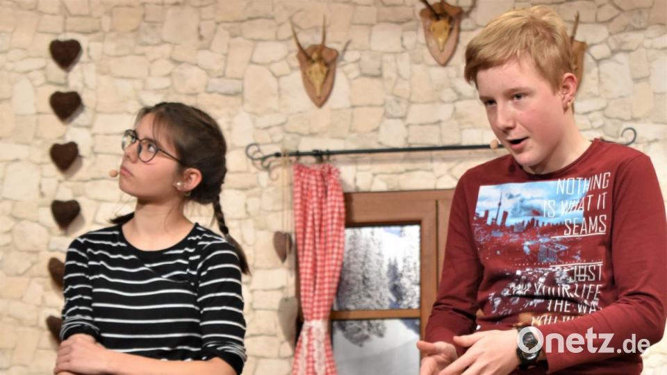 Die Katholische Theatergruppe glänzt mit dem neusten Stück „Patchwork-Lawine“. Laura (Hanna Krausch) und Tim (Marcus Eibel) wollen ihre „Eltern“ verkuppeln. Bild: rgr
