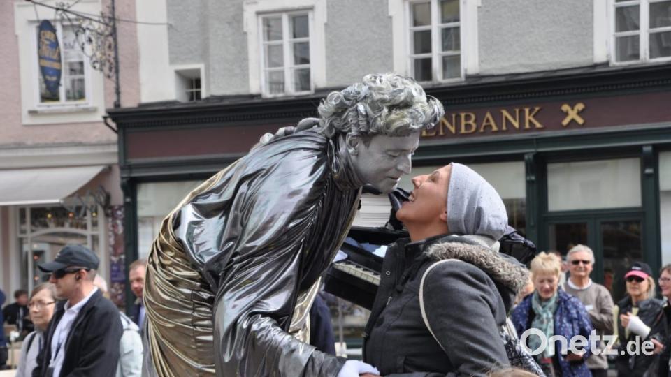 &quot;Einmal einen Fremden küssen&quot;: Ein Pantomime in Salzburg ist dazu gerne bereit. Bild: exb