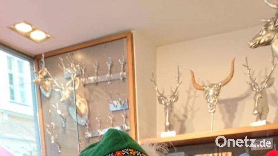 Beim Besuch in Salzburg will Theresa eine Ballonfahrt machen. Diese muss wegen schlechten Wetters ausfallen. Stattdessen probiert sie Alternativen zu Perücke und Kopftuch aus. Bild: exb