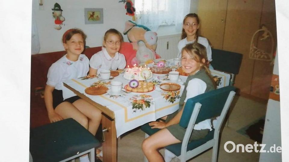 Theresa mit 8 Jahren (im Vordergrund) auf einem Kindergeburtstag. Bild: exb