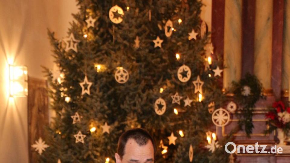 Pfarrer Klausfelder stimmte die Gäste mit besinnlichen Texten auf Weihnachten ein und begleitete das Ensemble auf dem Klavier. Bild: rpp