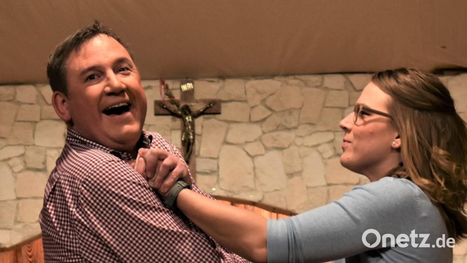 Die Katholische Theatergruppe Grafenwöhr glänzt mit dem neusten Stück des Autors Wolfgang Bräutigam. Bild: rgr