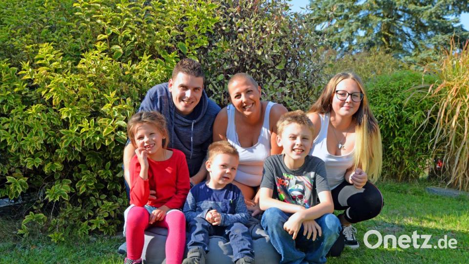 Ein Foto mit der gesamten Familie. Sie unterstützt Thersesa und gibt ihr Kraft. Bild: exb