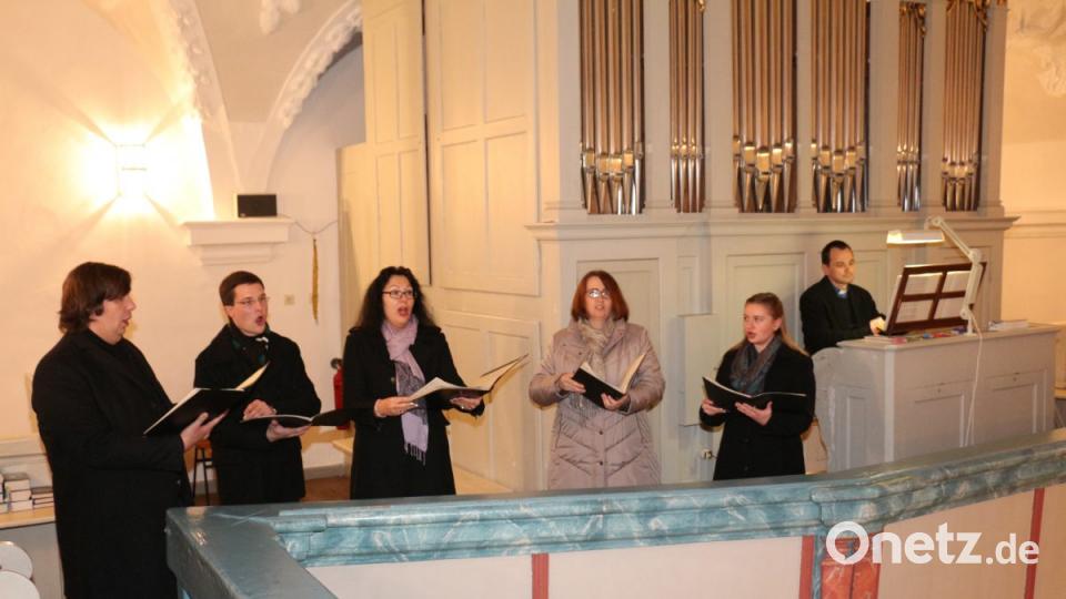 Die Gesangsschüler von Anneliese Meyer-Adam singen auf der Empore. Pfarrer Hartmut Klausfelder begleitet sie auf der Orgel. Bild: rpp