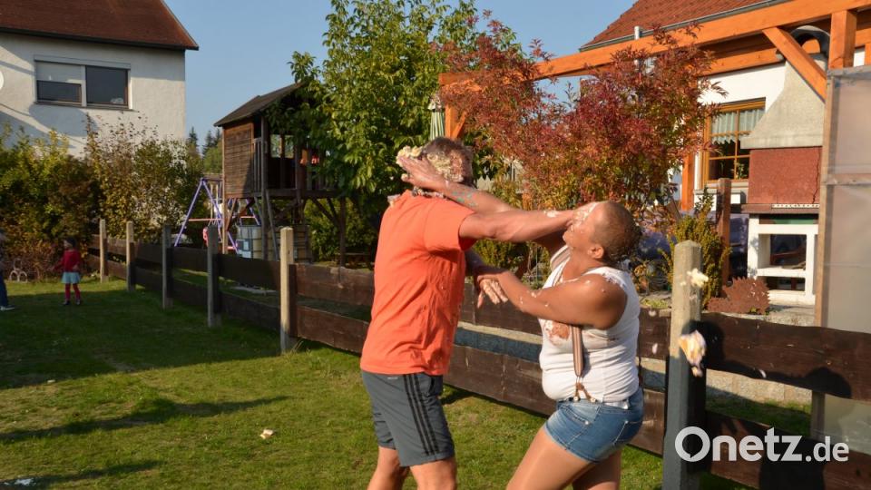 Die Tortenschlacht im Garten. Bild: exb