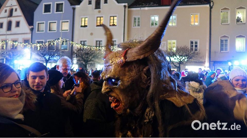 Das Spektakel vor dem Alten Rathaus in Weiden lockt am Samstag viele Zuschauer an. Bild: Kunz