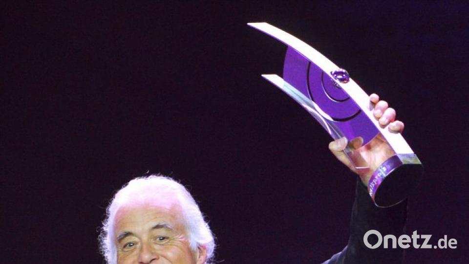 Jimmy Page, britischer Gitarrist und Gründer der Band Led Zeppelin, freut sich 2013 über die "Echo"-Auszeichnung für sein Lebenswerk. Bild: Britta Pedersen/dpa