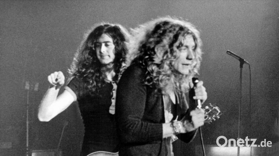 Leadsänger Robert Plant (r) und Gitarrist Jimmy Page stehen 1970 bei einem Auftritt der britischen Rockgruppe Led Zeppelin im München auf der Bühne. Bild: agentur_dpa