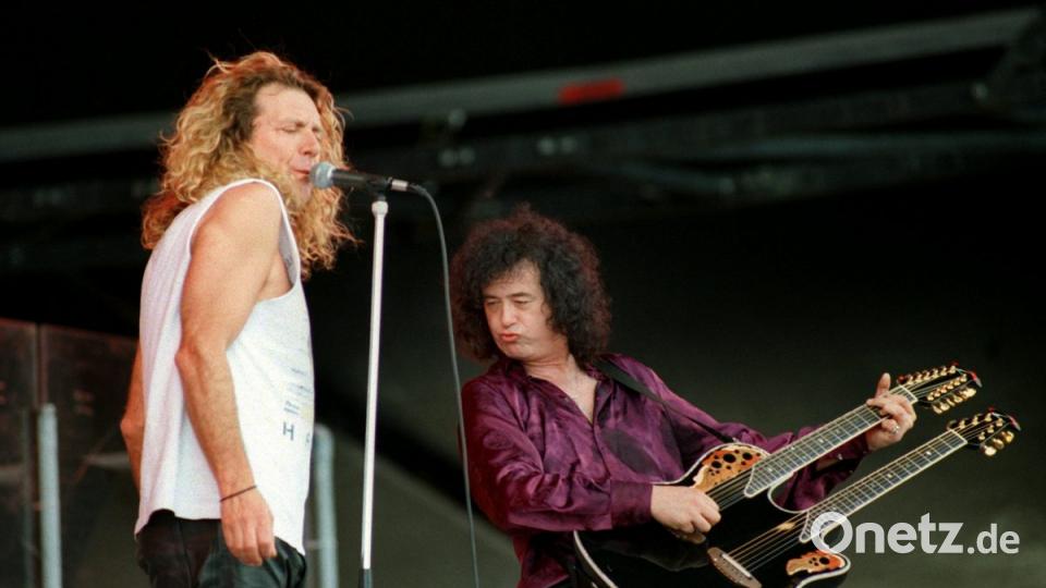 Jimmy Page (rechts), britischer Gitarrist und Gründer der Band Led Zeppelin, und Robert Plant geben 1995 ein Konzert beim "Hessentag". Bild: Uwe Zucchi/dpa