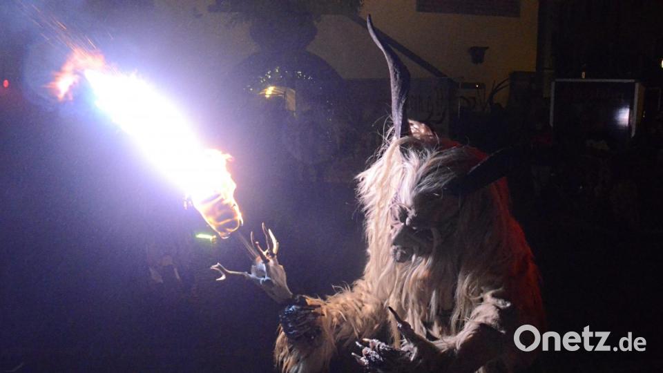 Die Schlossteufel erhellen die Nacht. Bild: Kunz